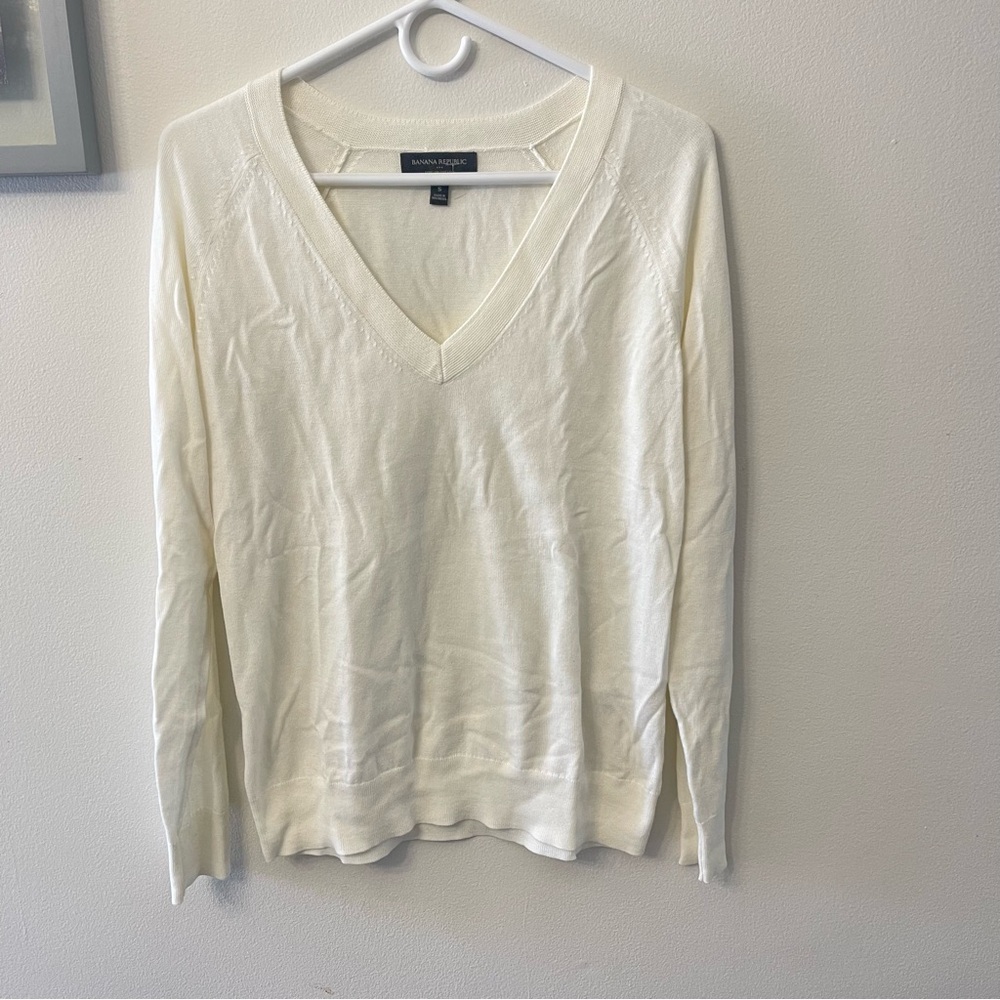 Banana Republic Forever Cream V-Neck Sweater Lightweight Knit